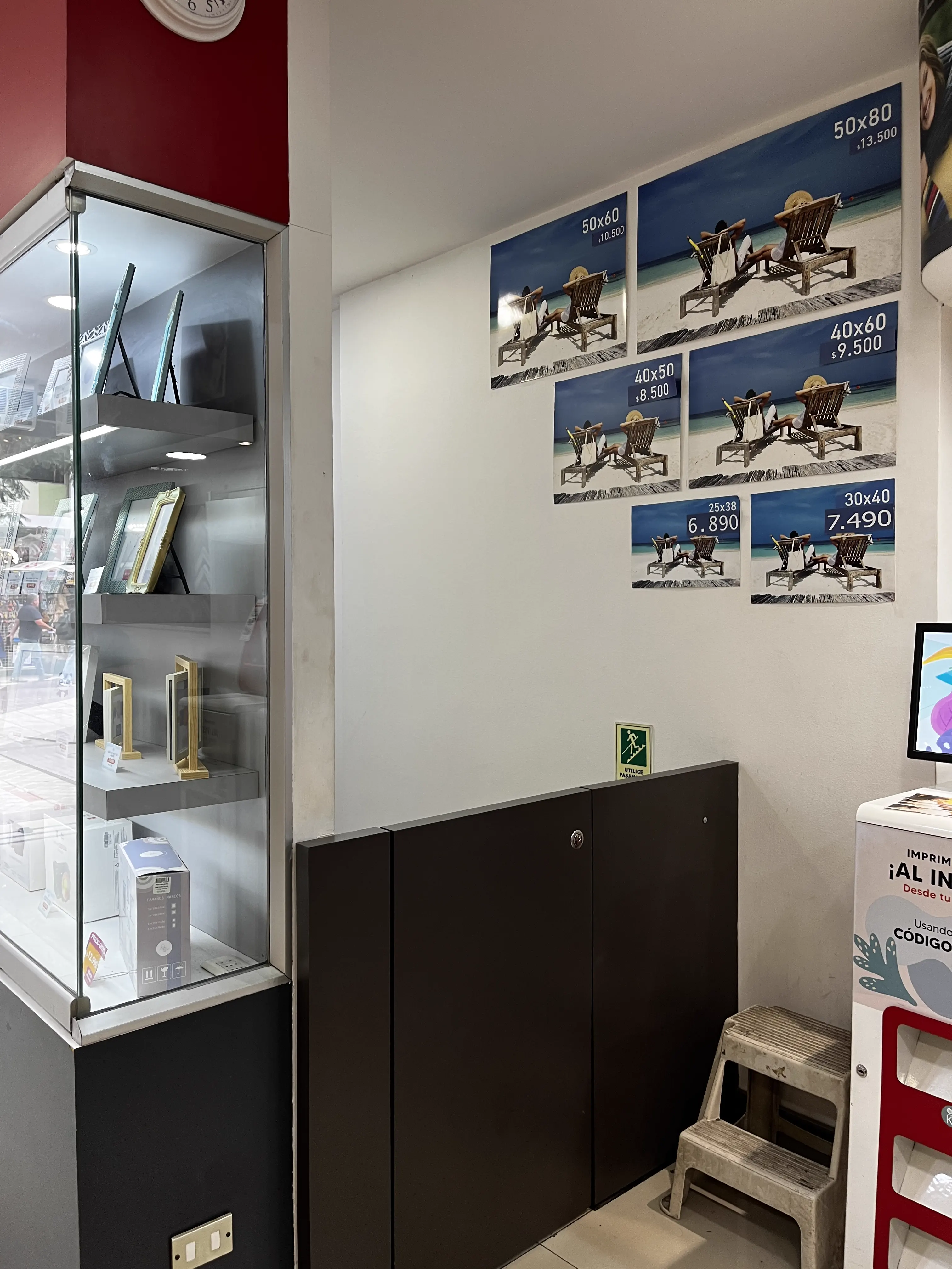 Acceso por escalera hacia el subterráneo del servicio técnico